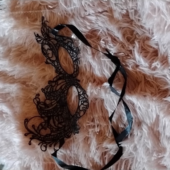 NWT.  Black lace eye mask, black silk ribbon choker and lace fingerless gloves. - Picture 3 of 8